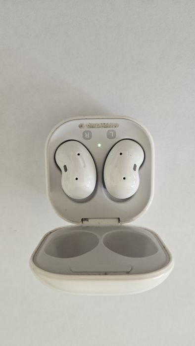 SAMSUNG earbuds brancos