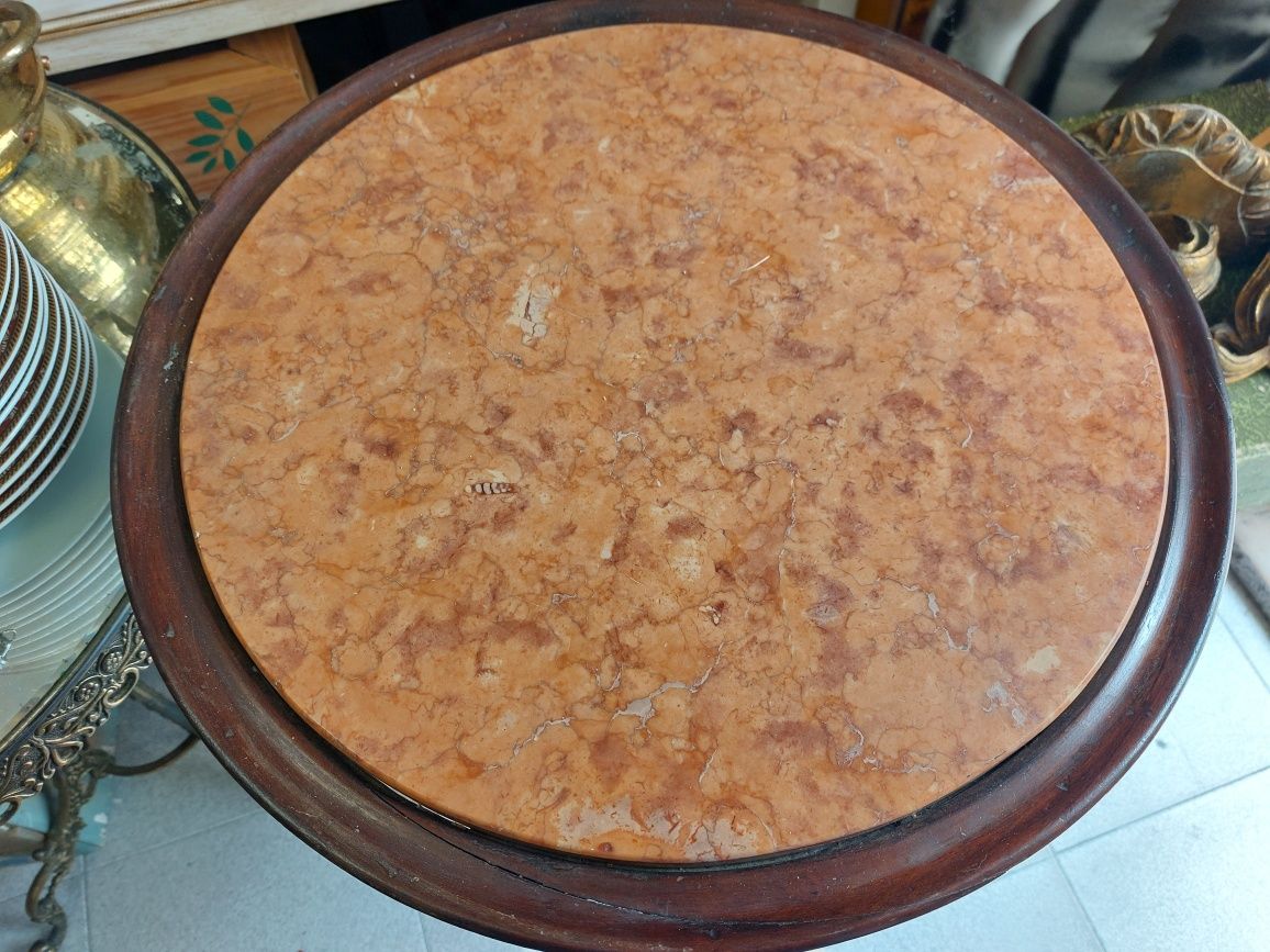 Mesa estilo Thonet com tampo em pedra mármore