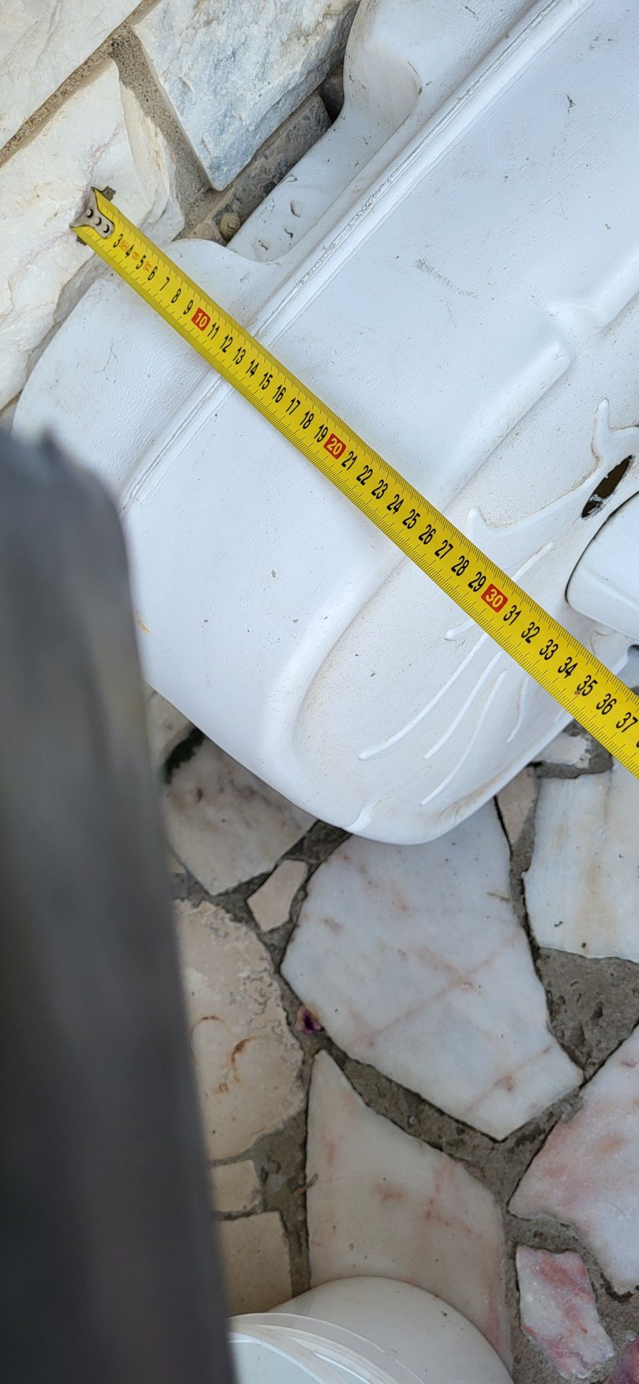 Base de chapéu de sol cheia com cimento  outra para encher com água