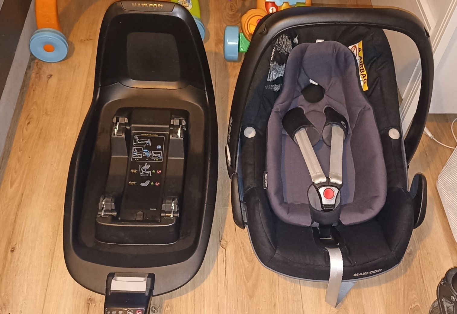 Fotelik Maxi Cosi Pebble Plus (do 12 kg) z bazą ISOFIX