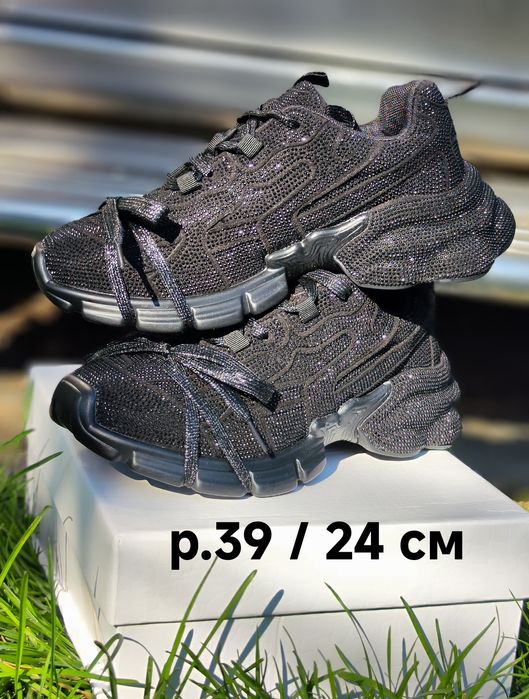Кроссовки женские со стразами. р. З9/2Ч см