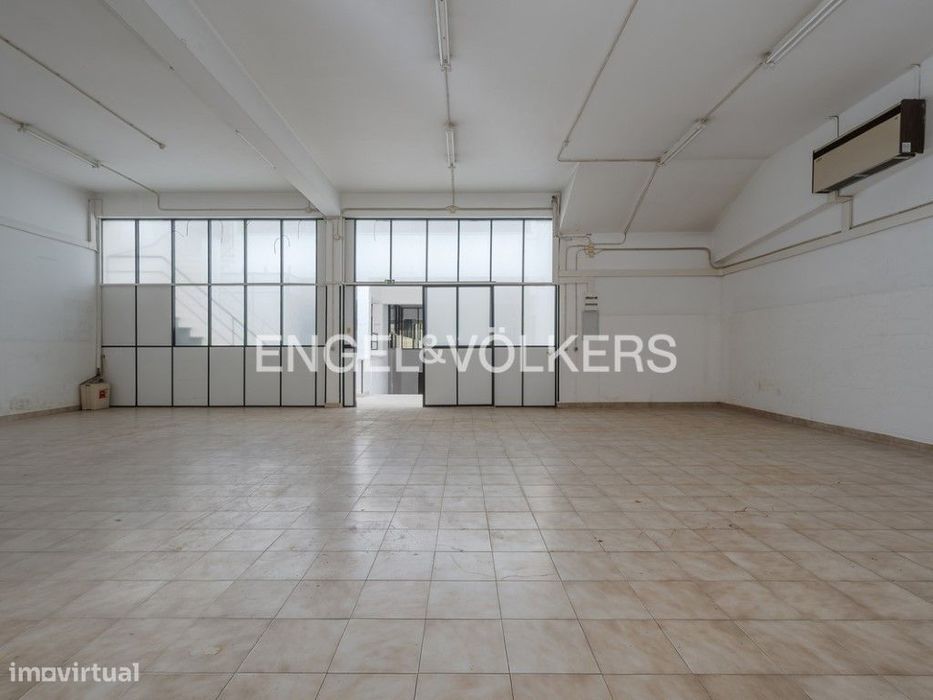 Espaço Comercial com Armazém e Escritório no Lumiar