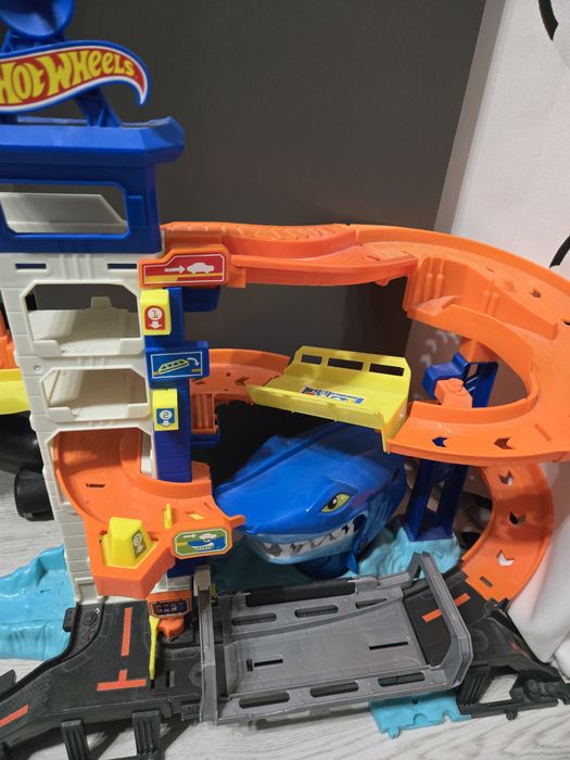 Hot wheels atak rekina