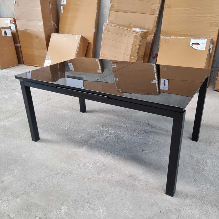 Elegancki stół do jadalni Idealny na rodzinne