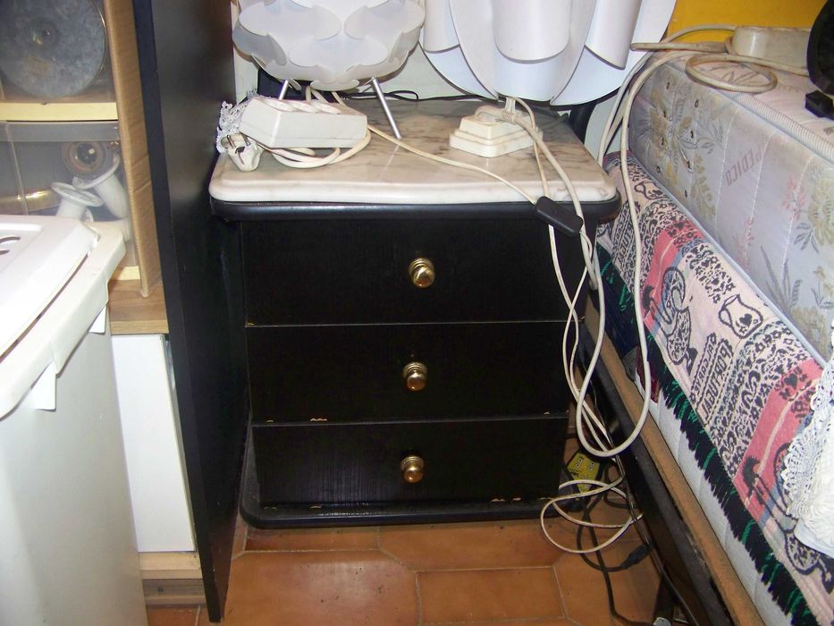 móvel tipo comoda e 2 mesinhas de cabeceira, preto, puxadores em latão