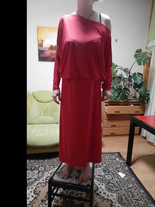 Распродаю не ношенные нарядные платья.