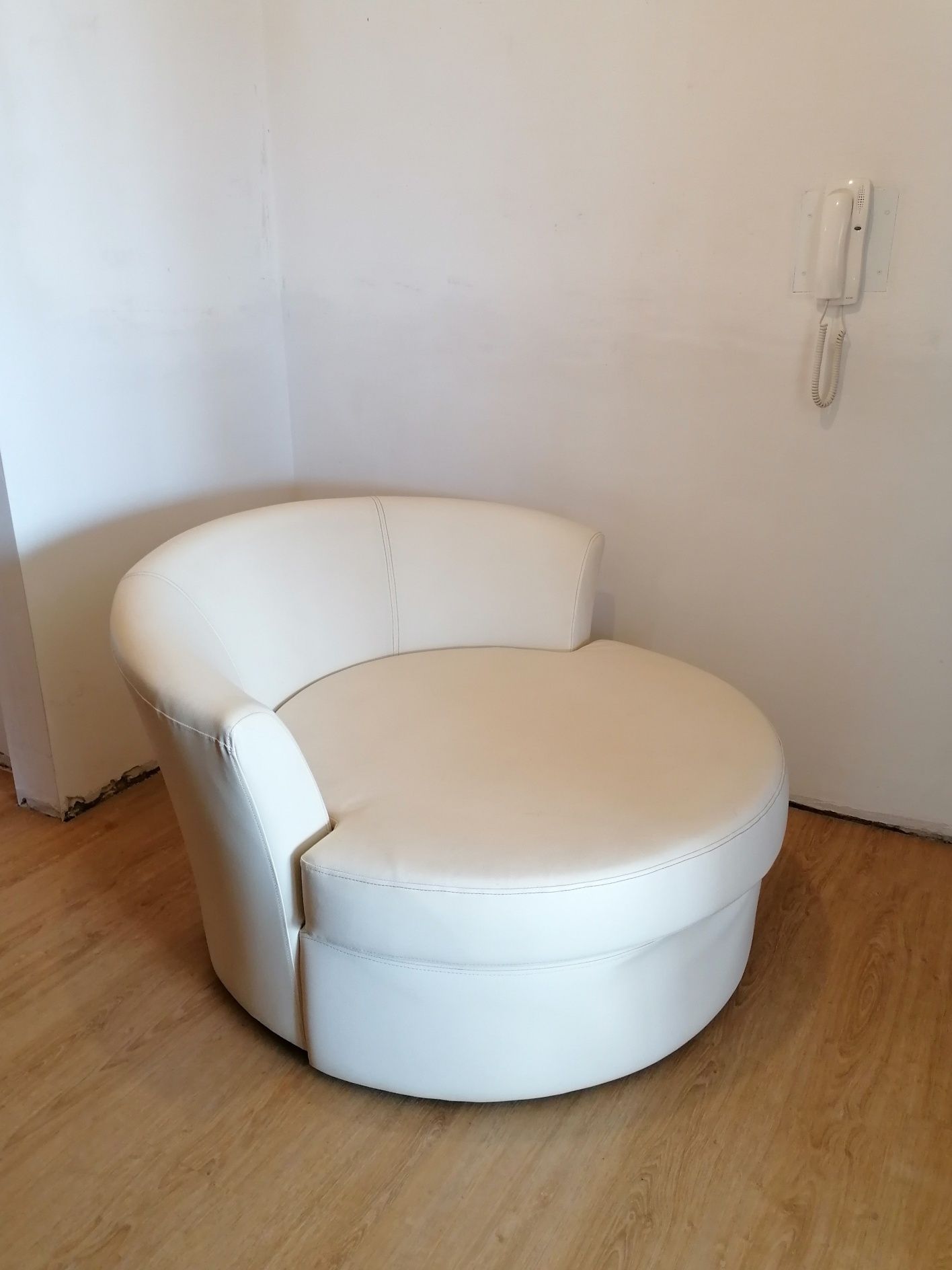 Sofá redondo cor branco creme cru Area Store
