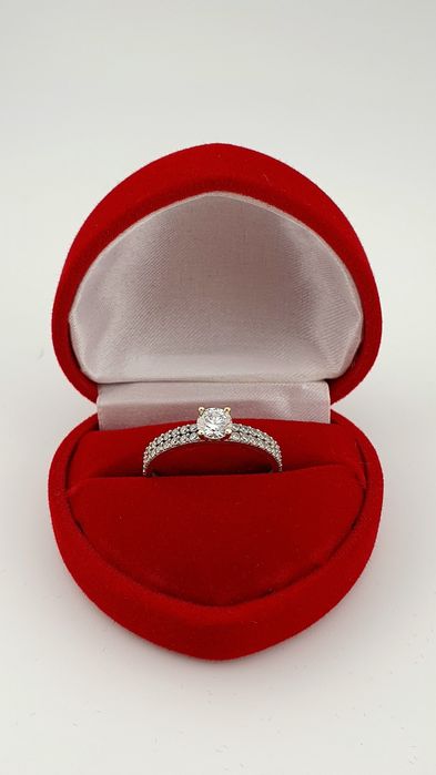 Pierścionek złoty próba 333 z cyrkoniami r.15