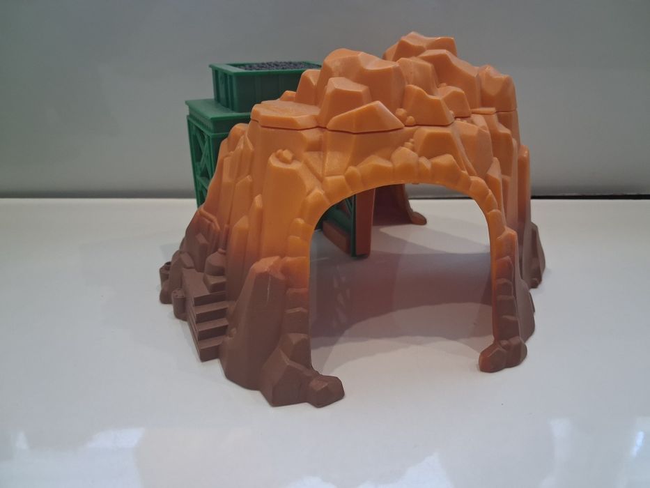 Pociąg z wagonem, tunele i akcesoria do torów tomek i przyjaciele