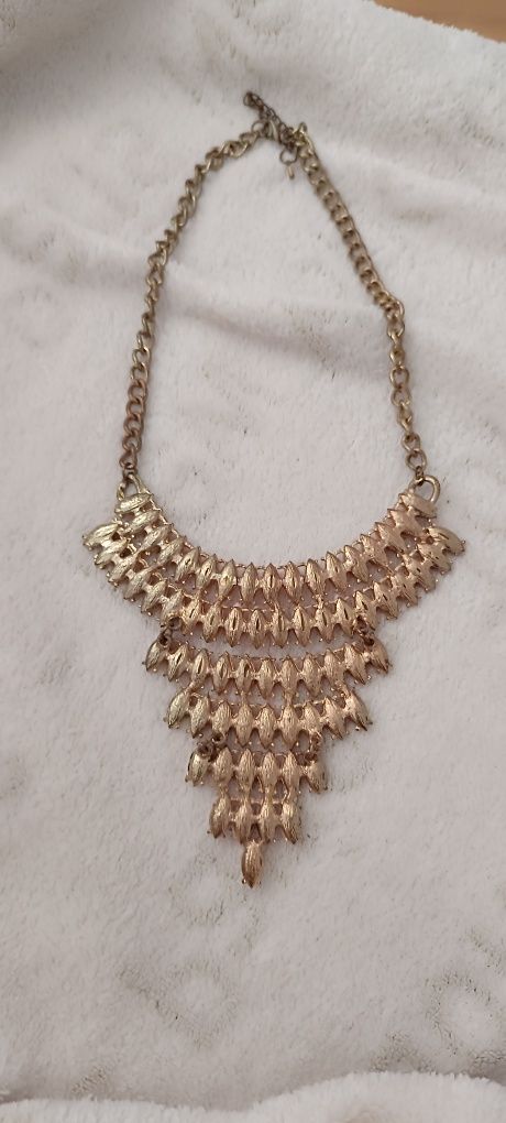 Colar dourado e rosa. Bijuteria usada