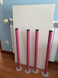 Secretária Ikea com 100 x 60 cm. Pés cor de rosa