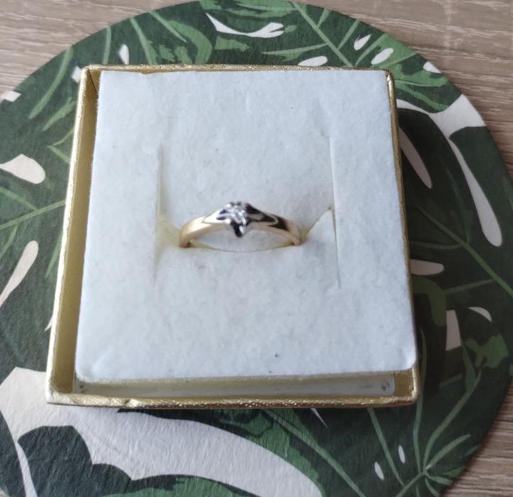 Złoty pierścionek z brylantem