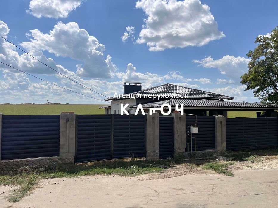 Продам сучасний будинок в мальовничому місці.