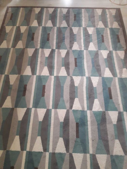 Tapete grande com padrão geométrico