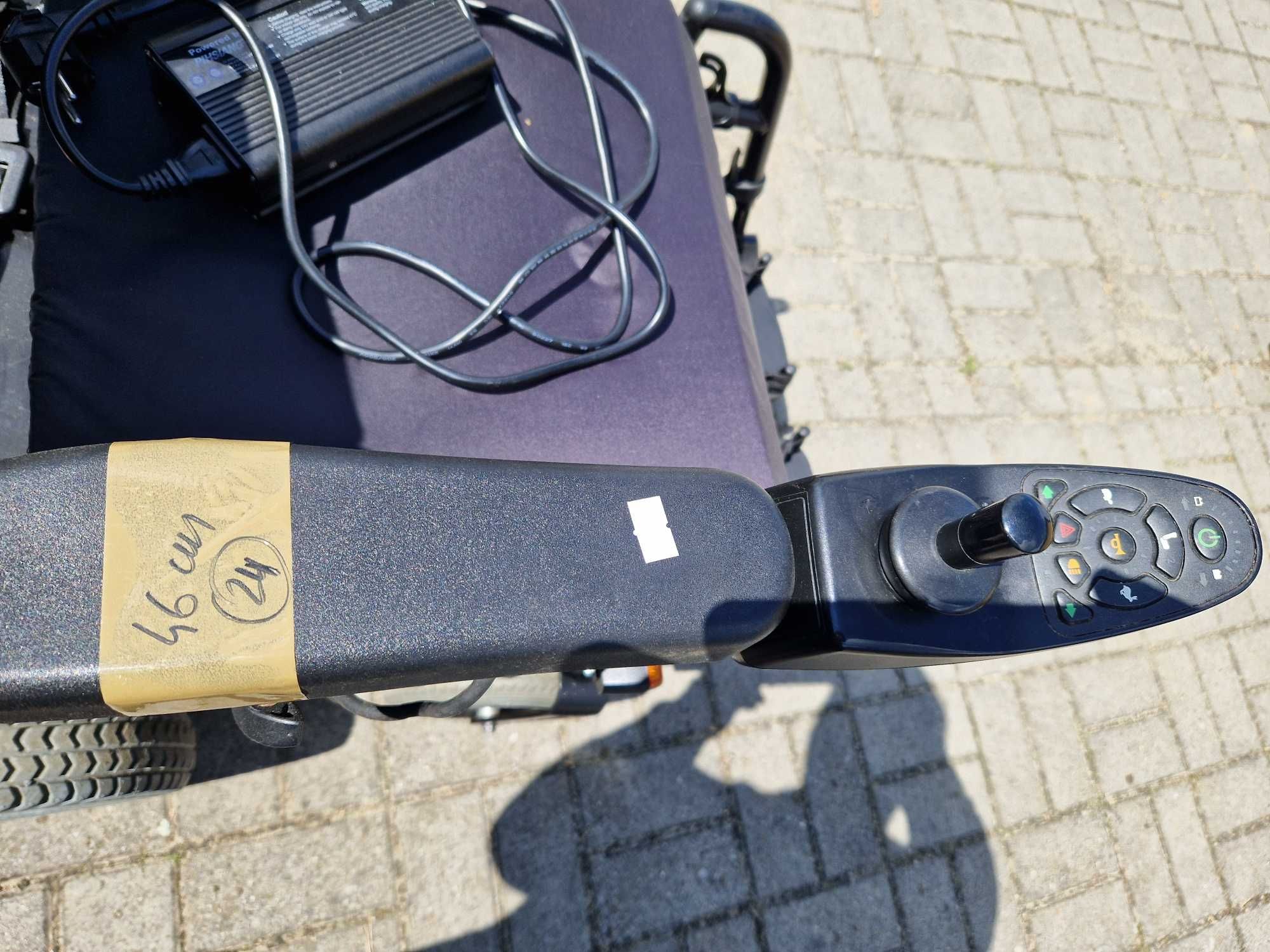 Wózek inwalidzki elektryczny INVACARE STREAM 46 cm -24