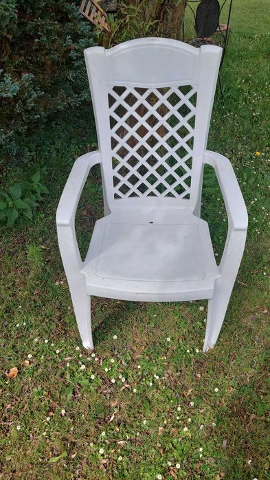 Krzesła ogrodowe stabilne.