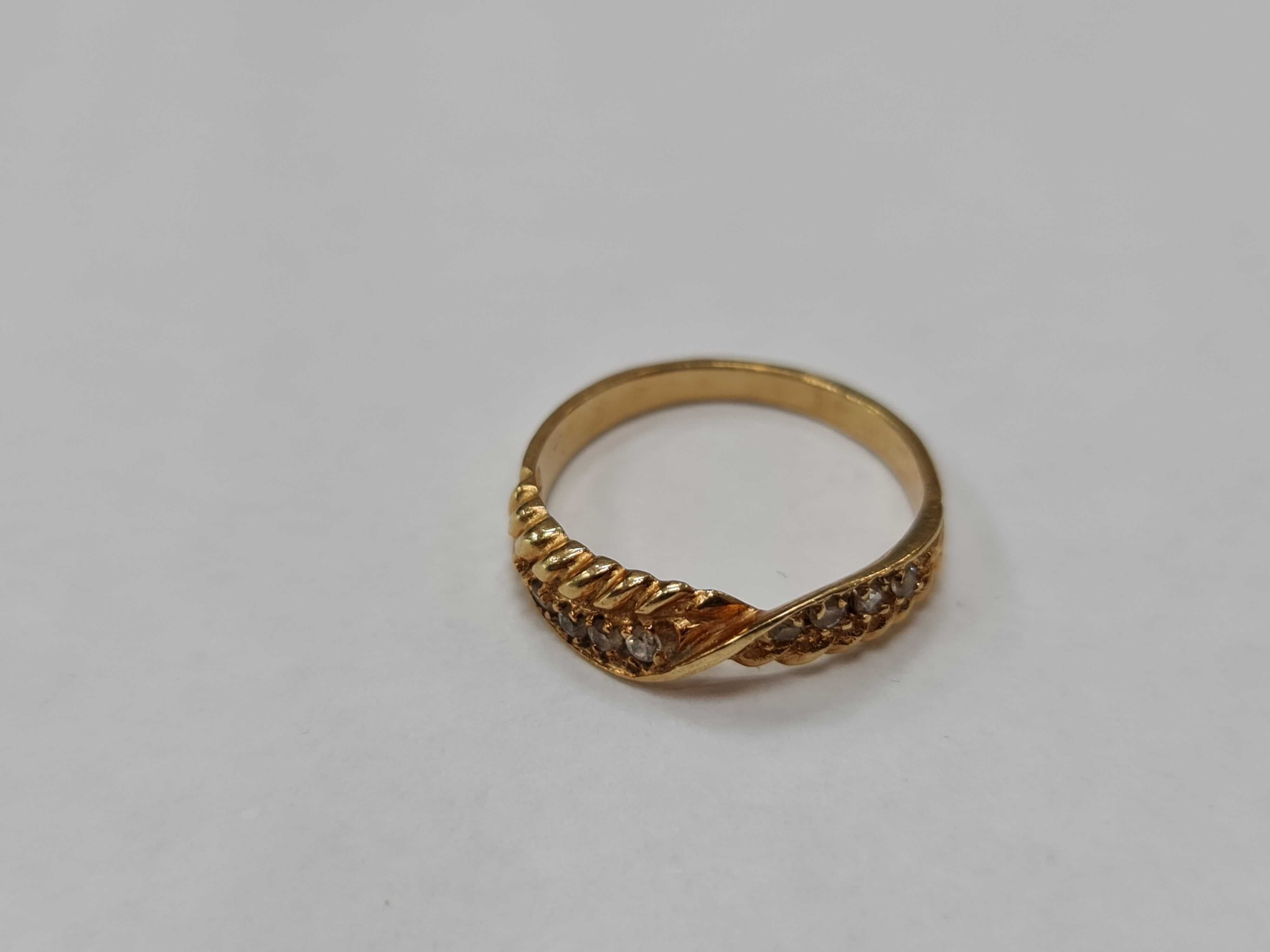 Klasyczny złoty pierścionek damski/ 585/ 2.82 gram/ R18/ Cyrkonie