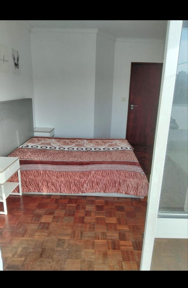 Aluga-se quarto casal