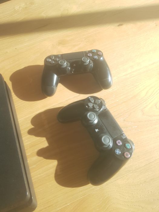 Reservado (PlayStation 4 Slim – 872,8 GB + 2 comandos + FC )