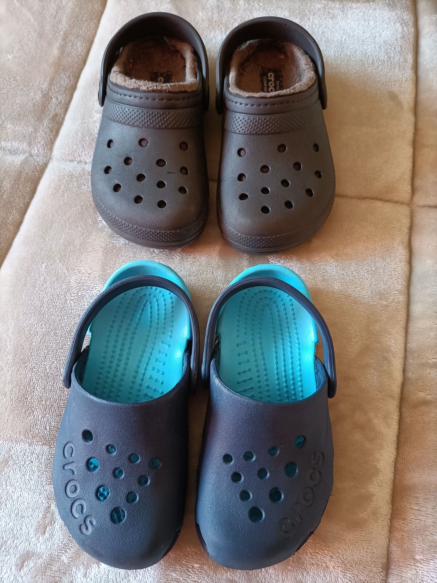 Crocs C9 azuis e castanhas  com pêlo