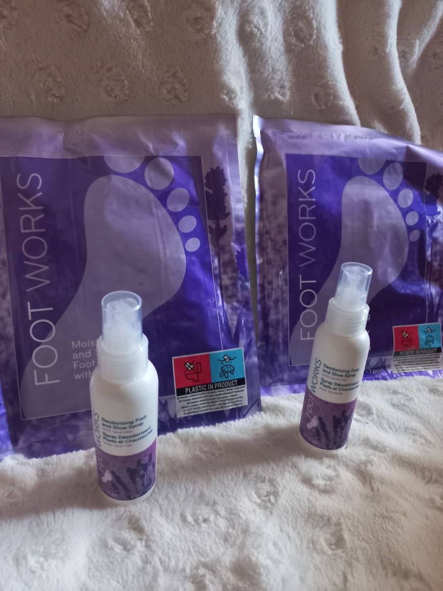 Skarpetki nawilżające do stóp + spray do stóp AVON zestaw