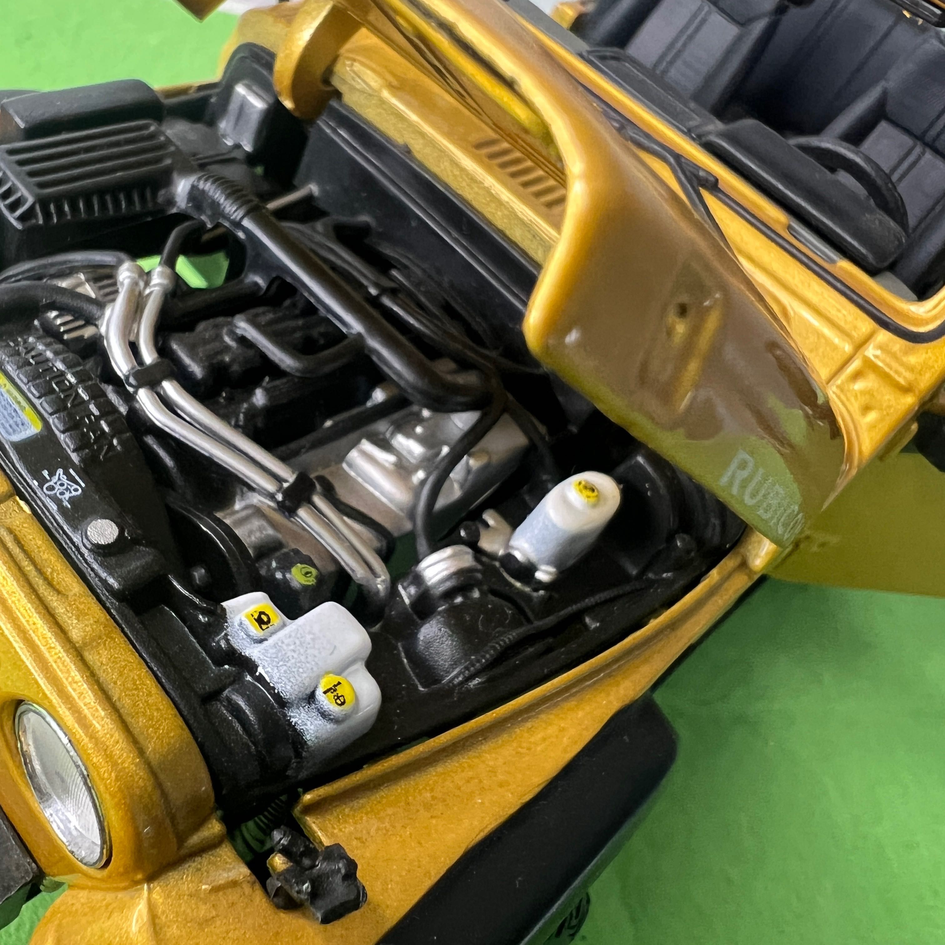 SUV Jeep Wrangler Rubicon Maisto 1:18 Amarelo