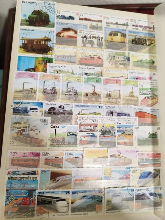 Classificador com 250 selos diferentes temática comboios