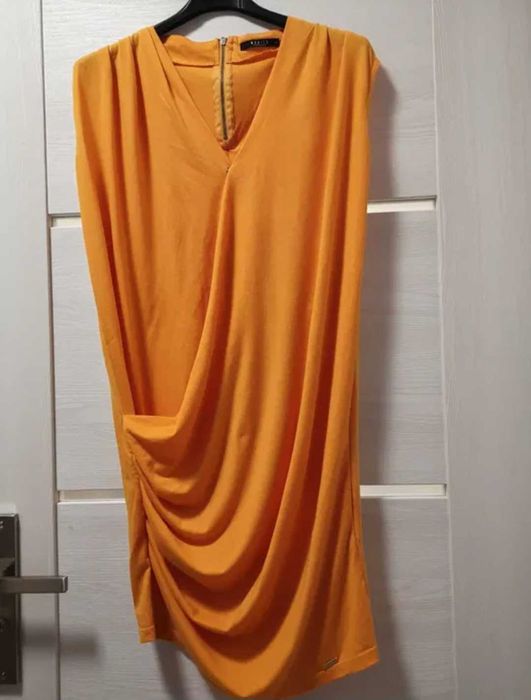 Tunika. Rozmiar M. Mohito. Pięknie się układa.