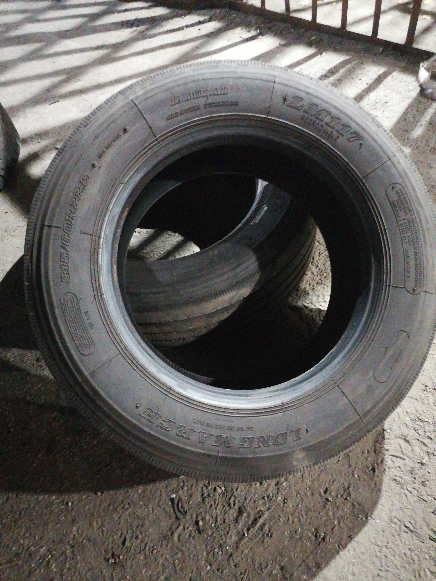 Грузовые шины бу 315/60R22,5 LONG MARCH .