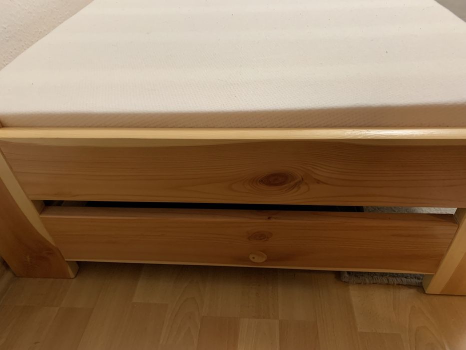 Drewniane sosnowe łóżko z szufladą na pościel i materacem