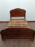 Vende-se cama de madeira de corpo e meio