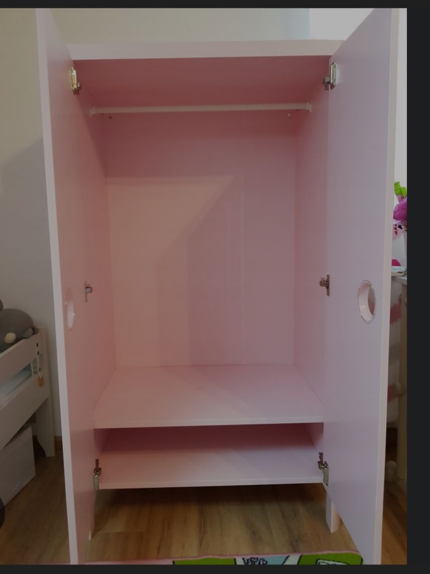 Comoda E roupeiro rosa