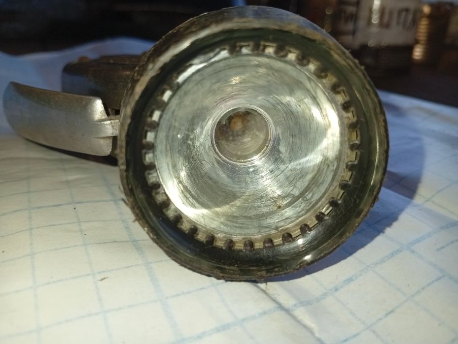 Ліхтар, робоче динамо. Ліхтар динамічний. Фонарь динамо.