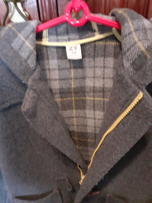 Casaco comprido com capuz,  em fazenda, para criança 7-8 anos.