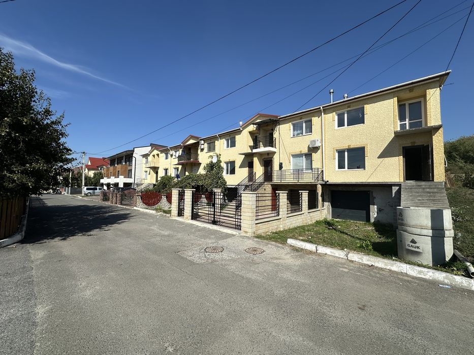 Продається затишний котедж в Кленовому гаю.