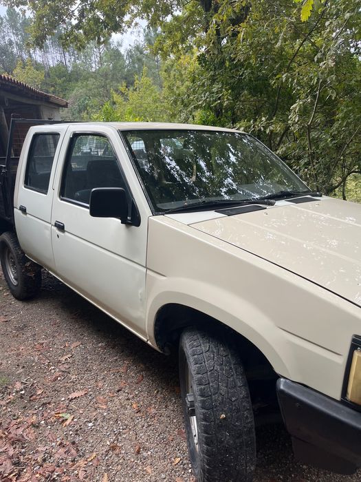 Carrinha d21 4x4 direção assistida 5 lugares