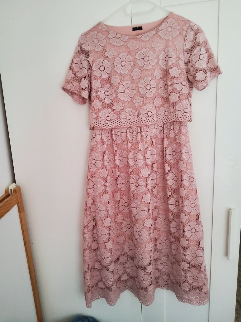 Koronkowa sukienka midi-różowa  , cudmoda , r.S