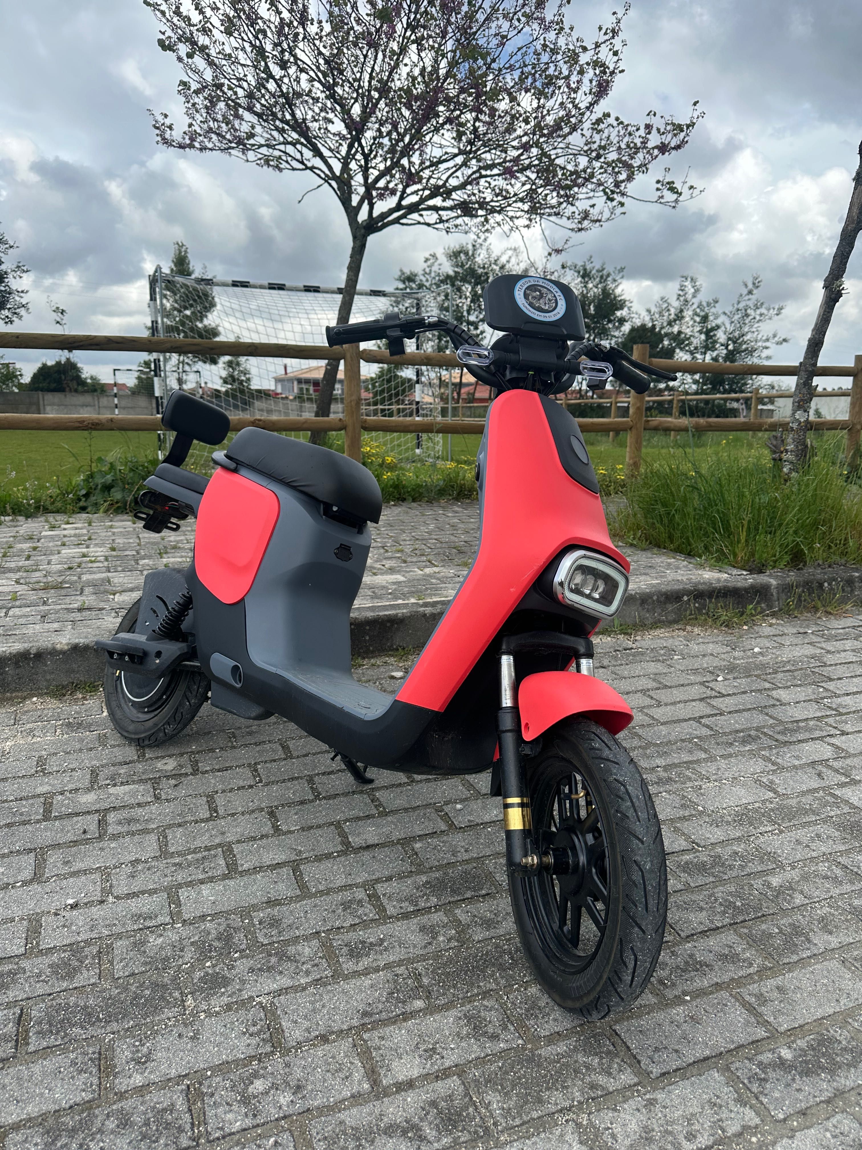 Moto elétrica semi nova