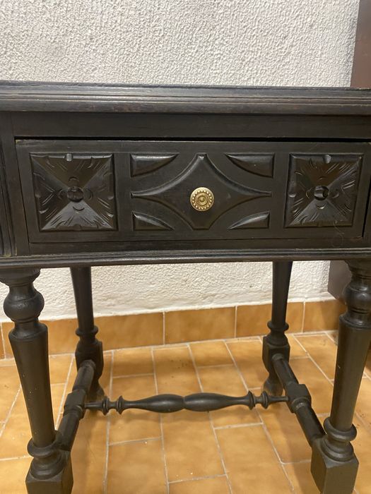 Mesinha de cabeceira antiga