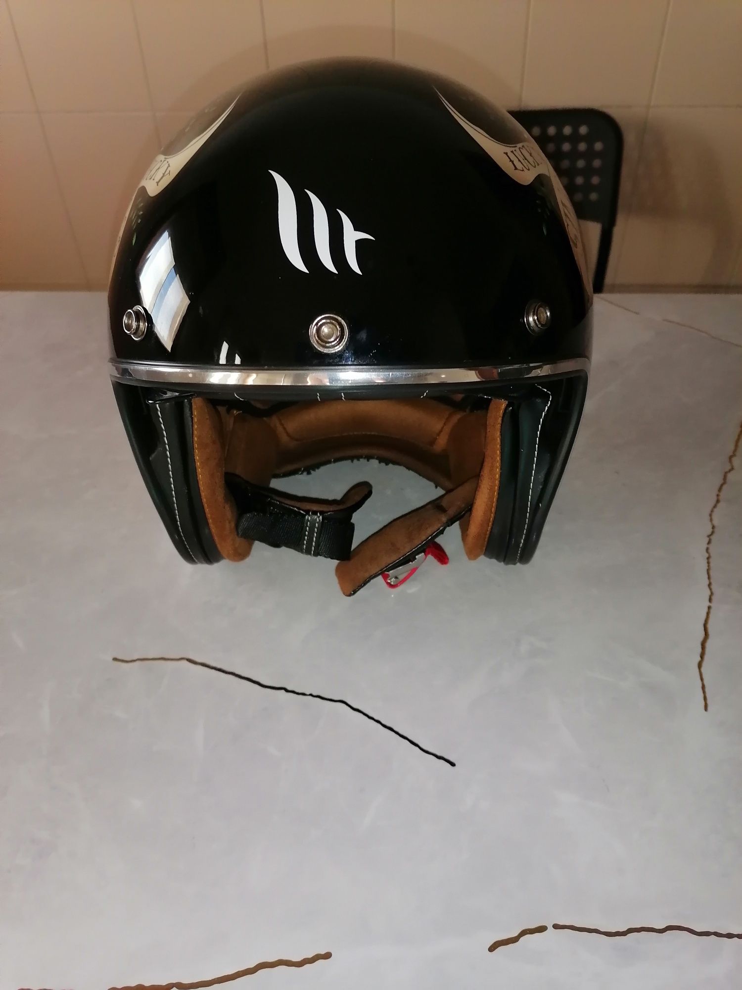 Capacete MT modelo Skull and Roses