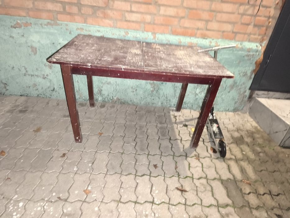 Віддам безкоштовно стару шафу та стіл. Самовивіз.