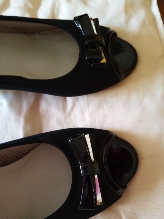 Sapatos novos pretos s/bico marca Fiorella