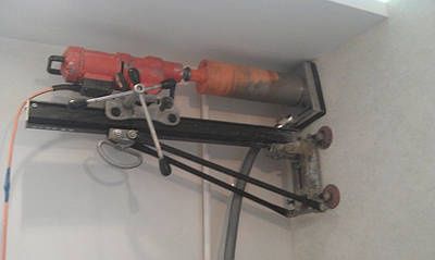 Свердління отворів в бетоні камені цеглі.