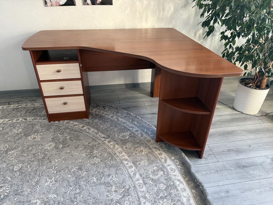 Компютерний і письмовий стіл