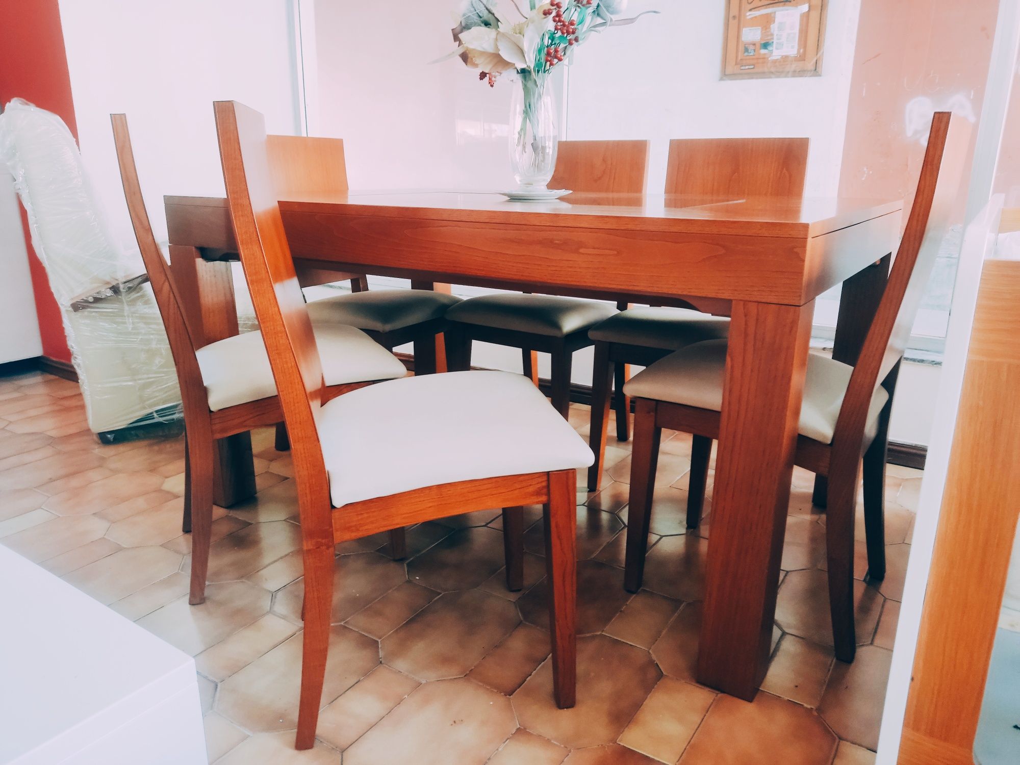Mesa de sala NOVA em castanho envernizado