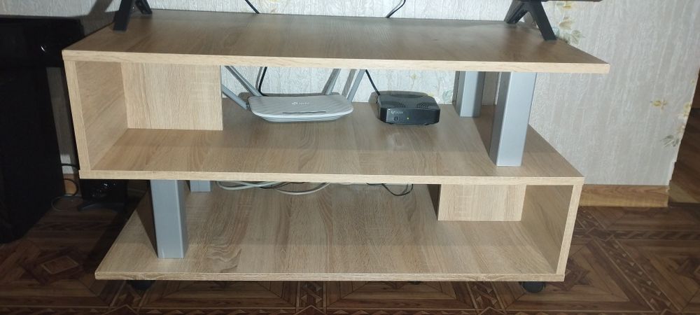 Стіл журнальний. Підставка під телевізор.