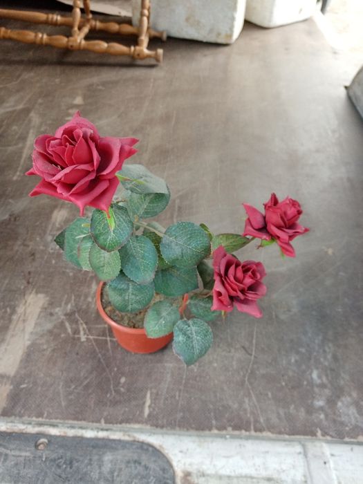 Вазон зі штучними квітами