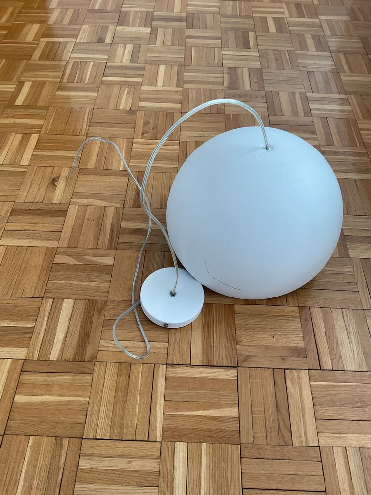 Lampa wisząca biała z niebieskim środkiem