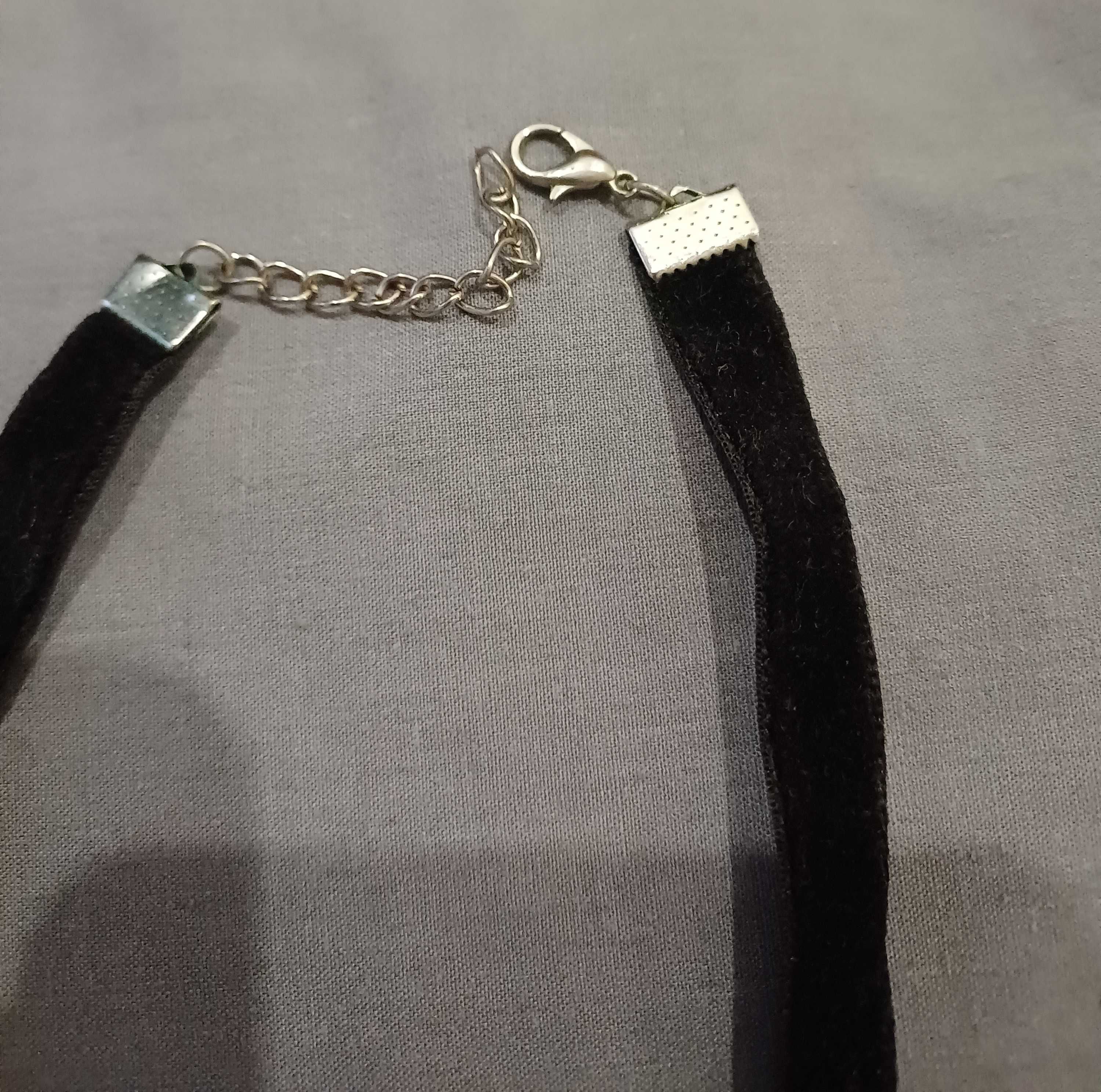 Choker preto com coração vermelho