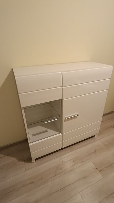 Zestaw nowoczesnych mebli pokojowych – biel